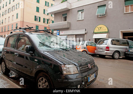 Genua, Italien. 11. Oktober 2014. Folgen der Überschwemmungen. Mindestens eine Person starb, als Sturzfluten durch die nordwestlichen italienischen Stadt Genua fegte. Schaufenster wurden eingeschlagen, Autos gewaschen beiseite und viele Straßen Knie tief im schlammigen Wasser gelassen wurden. Bildnachweis: Massimo Piacentino/Alamy Live-Nachrichten Stockfoto