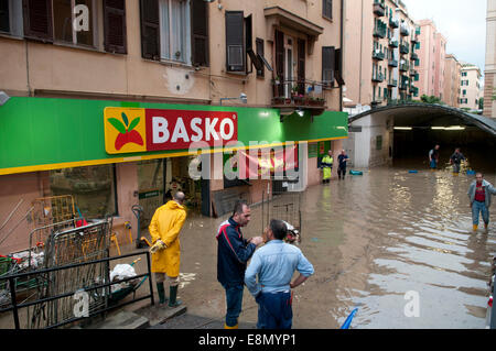 Genua, Italien. 11. Oktober 2014. Folgen der Überschwemmungen. Mindestens eine Person starb, als Sturzfluten durch die nordwestlichen italienischen Stadt Genua fegte. Schaufenster wurden eingeschlagen, Autos gewaschen beiseite und viele Straßen Knie tief im schlammigen Wasser gelassen wurden. Bildnachweis: Massimo Piacentino/Alamy Live-Nachrichten Stockfoto