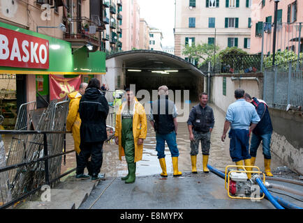 Genua, Italien. 11. Oktober 2014. Folgen der Überschwemmungen. Mindestens eine Person starb, als Sturzfluten durch die nordwestlichen italienischen Stadt Genua fegte. Schaufenster wurden eingeschlagen, Autos gewaschen beiseite und viele Straßen Knie tief im schlammigen Wasser gelassen wurden. Bildnachweis: Massimo Piacentino/Alamy Live-Nachrichten Stockfoto