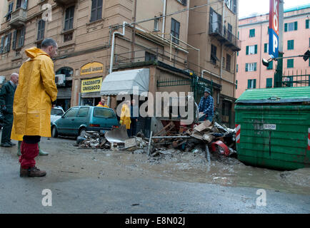 Genua, Italien. 11. Oktober 2014. Folgen der Überschwemmungen. Mindestens eine Person starb, als Sturzfluten durch die nordwestlichen italienischen Stadt Genua fegte. Schaufenster wurden eingeschlagen, Autos gewaschen beiseite und viele Straßen Knie tief im schlammigen Wasser gelassen wurden. Bildnachweis: Massimo Piacentino/Alamy Live-Nachrichten Stockfoto