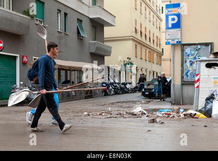 Genua, Italien. 11. Oktober 2014. Folgen der Überschwemmungen. Mindestens eine Person starb, als Sturzfluten durch die nordwestlichen italienischen Stadt Genua fegte. Schaufenster wurden eingeschlagen, Autos gewaschen beiseite und viele Straßen Knie tief im schlammigen Wasser gelassen wurden. Bildnachweis: Massimo Piacentino/Alamy Live-Nachrichten Stockfoto