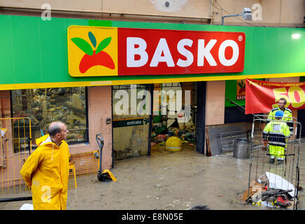 Genua, Italien. 11. Oktober 2014. Folgen der Überschwemmungen. Mindestens eine Person starb, als Sturzfluten durch die nordwestlichen italienischen Stadt Genua fegte. Schaufenster wurden eingeschlagen, Autos gewaschen beiseite und viele Straßen Knie tief im schlammigen Wasser gelassen wurden. Bildnachweis: Massimo Piacentino/Alamy Live-Nachrichten Stockfoto