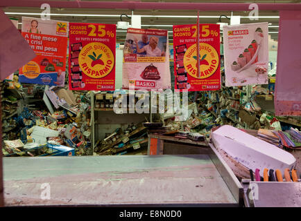 Genua, Italien. 11. Oktober 2014. Folgen der Überschwemmungen. Mindestens eine Person starb, als Sturzfluten durch die nordwestlichen italienischen Stadt Genua fegte. Schaufenster wurden eingeschlagen, Autos gewaschen beiseite und viele Straßen Knie tief im schlammigen Wasser gelassen wurden. Bildnachweis: Massimo Piacentino/Alamy Live-Nachrichten Stockfoto