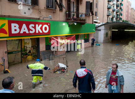 Genua, Italien. 11. Oktober 2014. Folgen der Überschwemmungen. Mindestens eine Person starb, als Sturzfluten durch die nordwestlichen italienischen Stadt Genua fegte. Schaufenster wurden eingeschlagen, Autos gewaschen beiseite und viele Straßen Knie tief im schlammigen Wasser gelassen wurden. Bildnachweis: Massimo Piacentino/Alamy Live-Nachrichten Stockfoto