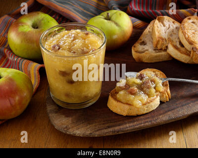 Toast mit Apfel-Rosinen-butter Stockfoto