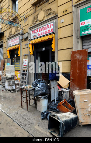 Genua, Italien. 11. Oktober 2014. Folgen der Überschwemmungen. Mindestens eine Person starb, als Sturzfluten durch die nordwestlichen italienischen Stadt Genua fegte. Schaufenster wurden eingeschlagen, Autos gewaschen beiseite und viele Straßen Knie tief im schlammigen Wasser gelassen wurden. Bildnachweis: Massimo Piacentino/Alamy Live-Nachrichten Stockfoto