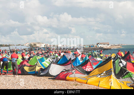 Hayling Island, Großbritannien. 11. Oktober 2014. Jungfrau Kite Surfing Armada an der Südküste der UK in Hayling Island, Hampshire. 11. Oktober 2014. Mehr als 250 Kitesurfer versammeln, um ein eine Meile zu absolvieren, um den Guinness-Weltrekord für die größte Parade der Kitesurfer jemals zusammengestellt zu brechen versucht. Bildnachweis: Rob Wilkinson/Alamy Live-Nachrichten Stockfoto