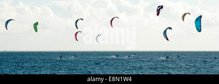 Hayling Island, Großbritannien. 11. Oktober 2014. Jungfrau Kite Surfing Armada an der Südküste der UK in Hayling Island, Hampshire. 11. Oktober 2014. Mehr als 250 Kitesurfer versammeln, um ein eine Meile zu absolvieren, um den Guinness-Weltrekord für die größte Parade der Kitesurfer jemals zusammengestellt zu brechen versucht. Bildnachweis: Rob Wilkinson/Alamy Live-Nachrichten Stockfoto