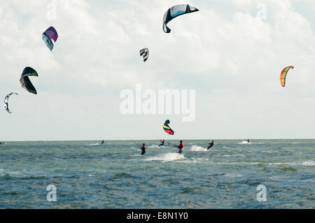 Hayling Island, Großbritannien. 11. Oktober 2014. Jungfrau Kite Surfing Armada an der Südküste der UK in Hayling Island, Hampshire. 11. Oktober 2014. Mehr als 250 Kitesurfer versammeln, um ein eine Meile zu absolvieren, um den Guinness-Weltrekord für die größte Parade der Kitesurfer jemals zusammengestellt zu brechen versucht. Bildnachweis: Rob Wilkinson/Alamy Live-Nachrichten Stockfoto