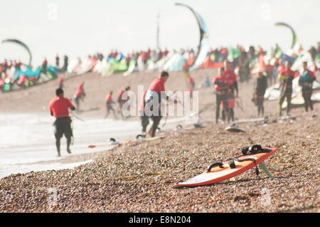 Hayling Island, Großbritannien. 11. Oktober 2014. Jungfrau Kite Surfing Armada an der Südküste der UK in Hayling Island, Hampshire. 11. Oktober 2014. Mehr als 250 Kitesurfer versammeln, um ein eine Meile zu absolvieren, um den Guinness-Weltrekord für die größte Parade der Kitesurfer jemals zusammengestellt zu brechen versucht. Bildnachweis: Rob Wilkinson/Alamy Live-Nachrichten Stockfoto