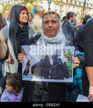 Paris, Frankreich. Muslimische Demonstration, irakische Kurden protestieren gegen den Djhadisten Daesh in Syrien und im Irak. Massendemonstranten halten Pressefotos, Frauen in Ketten, Outdoor Peace Rally Immigranten Europa, arabische Frauen in Hijab, Gerechtigkeit, Frau im Hajib Stockfoto