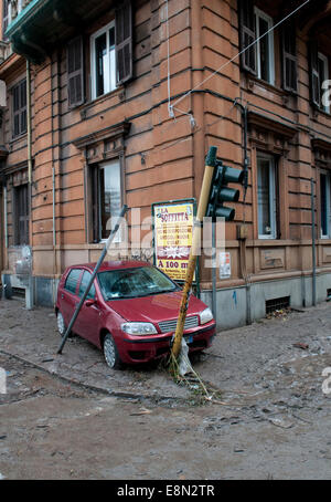 Genua, Italien. 11. Oktober 2014. Folgen der Überschwemmungen. Mindestens eine Person starb, als Sturzfluten durch die nordwestlichen italienischen Stadt Genua fegte. Schaufenster wurden eingeschlagen, Autos gewaschen beiseite und viele Straßen Knie tief im schlammigen Wasser gelassen wurden. Bildnachweis: Massimo Piacentino/Alamy Live-Nachrichten Stockfoto