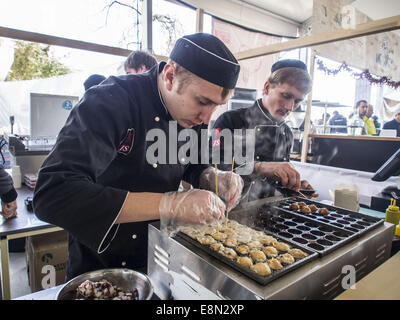 Streetfood präsentiert traditionelle Ukrainisch, Englisch, Indisch, marokkanische Küche. Im Menü gibt es einen Grillplatz, gebraten auf das Feuer-Gemüse, Thai Nudeln, Meeresfrüchte, Fisch, Desserts, Hot Dogs und mehr. Es gibt ca. 15 Teilnehmer mit einem aktualisierten Herbst Menü. 11. Oktober 2014. © Igor Golovniov/ZUMA Draht/Alamy Live-Nachrichten Stockfoto