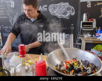 Kiew, Ukraine. 11. Oktober 2014. Streetfood präsentiert traditionelle Ukrainisch, Englisch, Indisch, marokkanische Küche. Im Menü gibt es einen Grillplatz, gebraten auf das Feuer-Gemüse, Thai Nudeln, Meeresfrüchte, Fisch, Desserts, Hot Dogs und mehr. Es gibt ca. 15 Teilnehmer mit einem aktualisierten Herbst Menü. Bildnachweis: Igor Golovnov/Alamy Live-Nachrichten Stockfoto