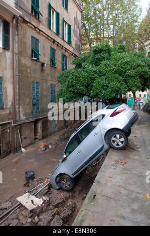 Genua, Italien. 11. Oktober 2014. Folgen der Überschwemmungen. Mindestens eine Person starb, als Sturzfluten durch die nordwestlichen italienischen Stadt Genua fegte. Schaufenster wurden eingeschlagen, Autos gewaschen beiseite und viele Straßen Knie tief im schlammigen Wasser gelassen wurden. Bildnachweis: Massimo Piacentino/Alamy Live-Nachrichten Stockfoto