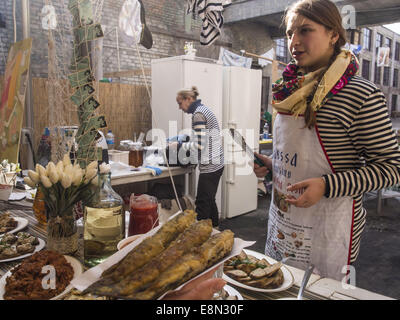 Streetfood präsentiert traditionelle Ukrainisch, Englisch, Indisch, marokkanische Küche. Im Menü gibt es einen Grillplatz, gebraten auf das Feuer-Gemüse, Thai Nudeln, Meeresfrüchte, Fisch, Desserts, Hot Dogs und mehr. Es gibt ca. 15 Teilnehmer mit einem aktualisierten Herbst Menü. 11. Oktober 2014. © Igor Golovniov/ZUMA Draht/Alamy Live-Nachrichten Stockfoto