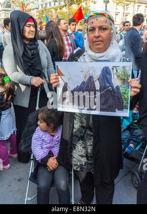 Paris, Frankreich. Muslimisches Frankreich Demonstration, irakische Kurden protestieren gegen den Dschhadisten Daesh in Syrien und im Irak. Demonstranten mit Pressefotos, Frauen in Ketten, Outdoor-Rallye, arabische Frauen im Hijab, Justiz, Frauen unterstützen Migrantinnen Stockfoto