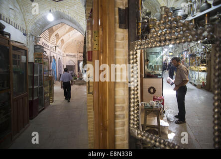 Isfahan, der Iran. 11. Oktober 2014. 11. Oktober 2014 - Isfahan, der Iran - eine Innenansicht des traditionellen Basar Isfahan, 450 km (281 Meilen) südlich von Teheran. Traditionellen Basar ist ein historischer Markt in der Stadt Isfahan auch einer der ältesten und größten Basare im Nahen Osten die bis ins 17. Jahrhundert zurückreicht, ist. Der Basar mit 2 Km Länge ist die Hauptverbindung zwischen der alten Stadt mit dem neuen. Morteza Nikoubazl/ZUMAPRESS © Morteza Nikoubazl/ZUMA Draht/Alamy Live-Nachrichten Stockfoto