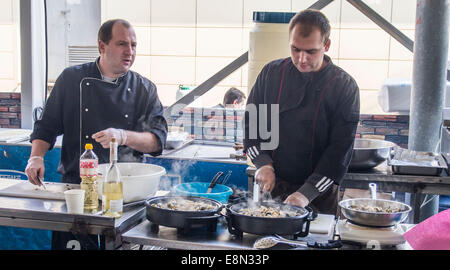 Kiew, Ukraine. 11. Oktober 2014. Streetfood präsentiert traditionelle Ukrainisch, Englisch, Indisch, marokkanische Küche. Im Menü gibt es einen Grillplatz, gebraten auf das Feuer-Gemüse, Thai Nudeln, Meeresfrüchte, Fisch, Desserts, Hot Dogs und mehr. Es gibt ca. 15 Teilnehmer mit einem aktualisierten Herbst Menü. Bildnachweis: Igor Golovnov/Alamy Live-Nachrichten Stockfoto