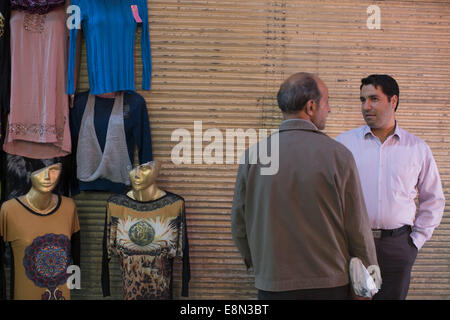 Isfahan, der Iran. 11. Oktober 2014. 11. Oktober 2014 - Isfahan, Iran - zwei iranische Händler miteinander reden wie sie in traditionellen Basar Isfahan stehen 450 km (281 Meilen) südlich von Teheran. Traditionellen Basar ist ein historischer Markt in der Stadt Isfahan auch einer der ältesten und größten Basare im Nahen Osten die bis ins 17. Jahrhundert zurückreicht, ist. Der Basar mit 2 Km Länge ist die Hauptverbindung zwischen der alten Stadt mit dem neuen. Morteza Nikoubazl/ZUMAPRESS © Morteza Nikoubazl/ZUMA Draht/Alamy Live-Nachrichten Stockfoto