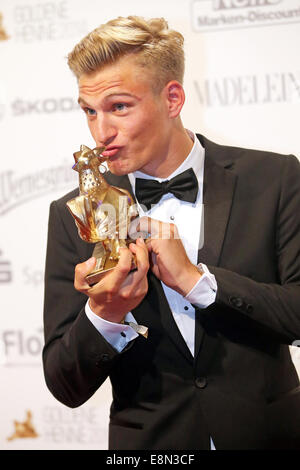 Radrennfahrer Marcel Kittel stellt nach der Auszeichnung in der Kategorie 'Rise of the Year' nach der Verleihung des Medienpreises "Goldene Henne" in der neuen Messe in Leipzig (Sachsen), Deutschland, 10. Oktober 2014. Die "Goldene Henne" wird von der Zeitschrift "Superillu" in Zusammenarbeit mit dem MDR und RBB öffentlich-rechtlichen Rundfunkanstalten verliehen. Foto: Jan Woitas/dpa Stockfoto