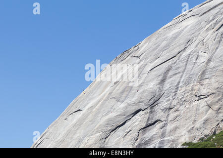 Kletterer im Yosemite National Park auf großen Granitfelsen (die Kletterer sind wirklich klein) Stockfoto