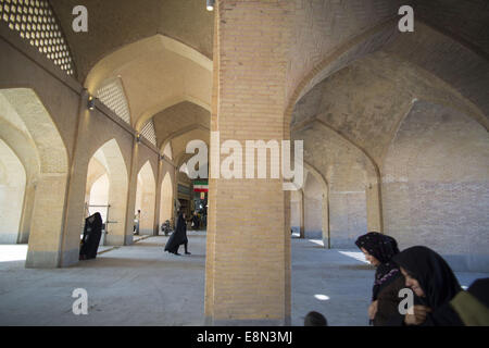 Isfahan, der Iran. 11. Oktober 2014. 11. Oktober 2014 laufen im nördlichen Teil von Isfahan traditionelle Grand Bazaar, 450 km (281 Meilen) südlich von Teheran - Isfahan, Iran - Frauen. Traditionellen Basar ist ein historischer Markt in der Stadt Isfahan auch einer der ältesten und größten Basare im Nahen Osten die bis ins 17. Jahrhundert zurückreicht, ist. Der Basar mit 2 Km Länge ist die Hauptverbindung zwischen der alten Stadt mit dem neuen. Morteza Nikoubazl/ZUMAPRESS © Morteza Nikoubazl/ZUMA Draht/Alamy Live-Nachrichten Stockfoto