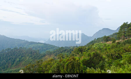 Landschaft der Sierra von Doi Ang Khang Bergen am Morgen in der Provinz Chiang Mai in Thailand Stockfoto