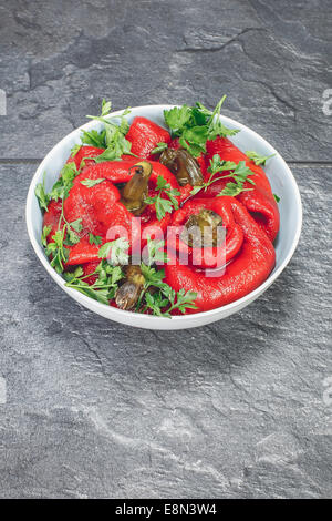 Geröstete Paprika. Rote Paprika, geröstet und geschält. Zubereitung von Speisen. Stockfoto