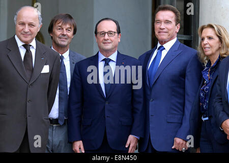 Französischer Minister für auswärtige Angelegenheiten Laurent Fabius, Umweltaktivist und Berater des Präsidenten stellen bevor wir reden über den Klimawandel im Elysee-Palast am 10. Oktober 2014 in Paris, Frankreich Nicolas Hulot, der französische Präsident Francois Hollande, Arnold Schwarzenegger, Michele Sabban Stockfoto