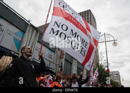 Birmingham, Vereinigtes Königreich. 11. Oktober 2014. English Defence League Fans versammelten sich in Birminghams Bar Risa halten ein "No mehr Moscheen"-Flag. Bildnachweis: Peter Manning/Alamy Live-Nachrichten Stockfoto