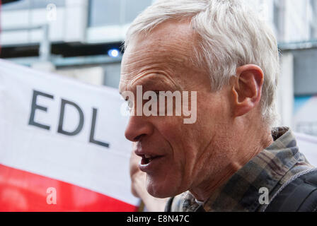 Birmingham, Vereinigtes Königreich. 11. Oktober 2014. Keith Thomas, aus der EDL-Schriftsteller-Gruppe mit einer EDL-Flagge hinter ihm. Bildnachweis: Peter Manning/Alamy Live-Nachrichten Stockfoto