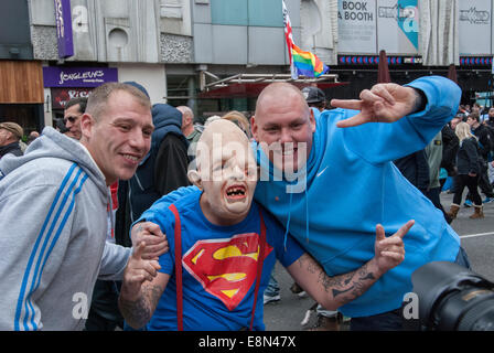 Birmingham, Vereinigtes Königreich. 11. Oktober 2014. English Defence League Fans, man trägt eine Maske Oger posieren für Fotos. Bildnachweis: Peter Manning/Alamy Live-Nachrichten Stockfoto