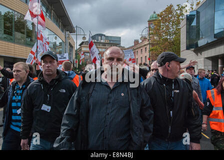 Birmingham, Vereinigtes Königreich. 11. Oktober 2014. English Defence League Chairman Steve Eddowes marschiert in Richtung Centenary Square in Birmingham. Bildnachweis: Peter Manning/Alamy Live-Nachrichten Stockfoto