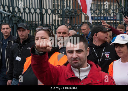 Birmingham, Vereinigtes Königreich. 11. Oktober 2014. Ein English Defence League-Anhänger halten seine Faust als EDL Chairman Steve Eddowes Spaziergänge im Hintergrund Credit: Peter Manning/Alamy Live News Stockfoto