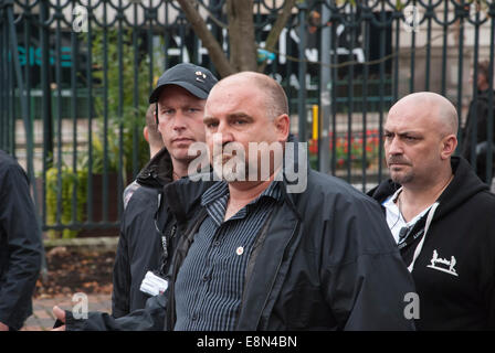 Birmingham, Vereinigtes Königreich. 11. Oktober 2014. English Defence League Chairman Steve Eddowes marschiert in Richtung Centenary Square in Birmingham. Bildnachweis: Peter Manning/Alamy Live-Nachrichten Stockfoto