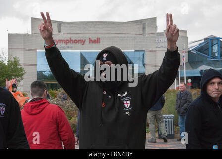 Birmingham, Vereinigtes Königreich. 11. Oktober 2014. Ein English Defence League Anhänger tragen eine EDL gebrandmarkt Sturmhaube macht Peace-Zeichen mit den Händen. Bildnachweis: Peter Manning/Alamy Live-Nachrichten Stockfoto