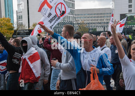 Birmingham, Vereinigtes Königreich. 11. Oktober 2014. Ein Anhänger der English Defence League macht scheinbar ein Hitlergruß während einer Kundgebung in Birmingham. Bildnachweis: Peter Manning/Alamy Live-Nachrichten Stockfoto