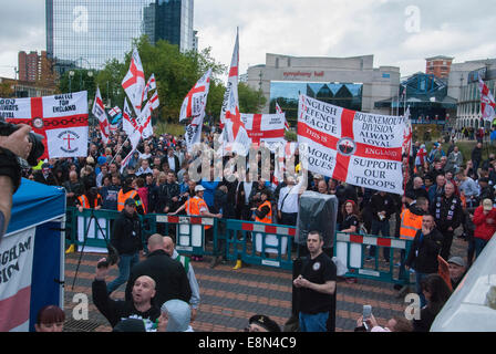 Birmingham, Vereinigtes Königreich. 11. Oktober 2014. English Defence League Fans versammeln sich in Centenary Square an der Birmingham-Kundgebung. Bildnachweis: Peter Manning/Alamy Live-Nachrichten Stockfoto