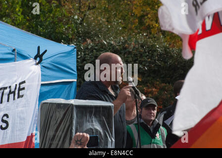 Birmingham, Vereinigtes Königreich. 11. Oktober 2014. English Defence League Chairman Steve Eddowes befasst sich mit Fans in Centenary Square, Birmingham. Bildnachweis: Peter Manning/Alamy Live-Nachrichten Stockfoto