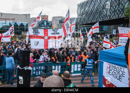 Birmingham, Vereinigtes Königreich. 11. Oktober 2014. English Defence League Fans versammeln sich in Centenary Square an der Birmingham-Kundgebung. Bildnachweis: Peter Manning/Alamy Live-Nachrichten Stockfoto