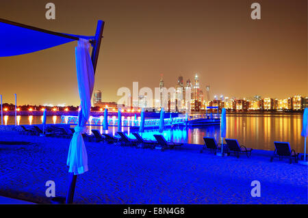 Nachtbeleuchtung des Hotelstrandes Luxus auf der künstlichen Insel Palm Jumeirah, Dubai, Vereinigte Arabische Emirate Stockfoto
