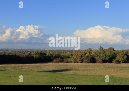 Epsom Downs, Surrey, UK. 11. Oktober 2014. Am Tag der Sonne und Duschen bildete sich eine riesige Cumulonimbus Gewitterwolke über London. Von Epsom Downs betrachtet. Bildnachweis: Julia Gavin UK/Alamy Live-Nachrichten Stockfoto