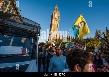 London, UK. 11. Oktober 2014. Ein Protest fordern Unterstützung für die Kurden und die Schuld der Türkei nicht zu helfen ist in der Regel ruhig. Obwohl einen verpfuschten Anschlag und die Suche startet eine Konfrontation, die zu wenige Verhaftungen führt. Ruhe wird zumindest vorübergehend wiederhergestellt, wenn kurdische Verwalter eine Barriere zwischen den Demonstranten und der Polizeilinien bilden. Parliament Square, London 11. Oktober 2014. Bildnachweis: Guy Bell/Alamy Live-Nachrichten Stockfoto