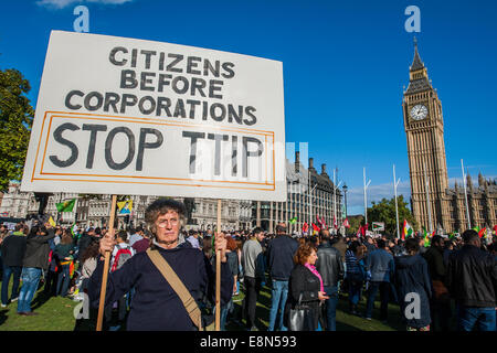 London, UK. 11. Oktober 2014. Keine TTIP europäischen Aktionstag – im Rahmen eines Tages der Protest in der gesamten EU.  Die transatlantische Handels- und Investitionsabkommen (TTIP) soll "Freihandelsabkommen" sein und wird derzeit von der EU und den USA verhandelt. Demonstranten sind besorgt, dass die "Deal geben Großkapitals mehr Macht über die Gesellschaft, Umwelt, öffentliche Dienste und Demokratie". Parliament Square, London 11. Oktober 2014. Bildnachweis: Guy Bell/Alamy Live-Nachrichten Stockfoto