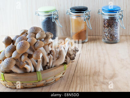 Braun Buche, Pilze Buna Shimeji in einem rustikalen Holztisch. Stockfoto