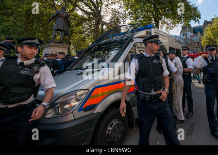 Die Polizei verhaftete pro-kurdische Demonstranten während der Kundgebung in London Stockfoto