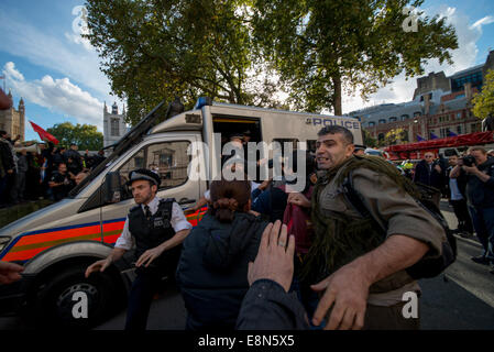 Die Polizei verhaftete pro-kurdische Demonstranten während der Kundgebung in London Stockfoto