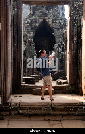 Bayon Tempel, Angkor Thom, Mann nimmt Foto im Komplex Stockfoto