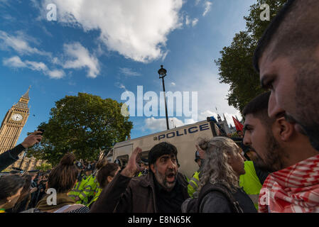 Die Polizei verhaftete pro-kurdische Demonstranten während der Kundgebung in London Stockfoto